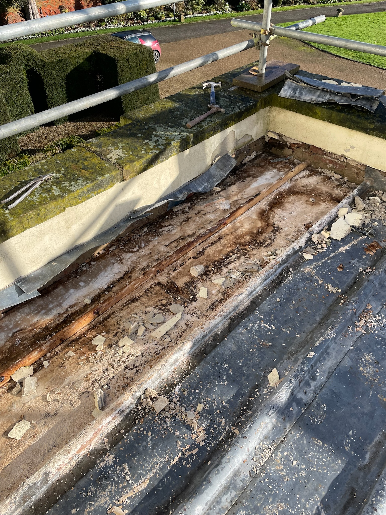 Warm lead roof construction with insulation and substrate preparation